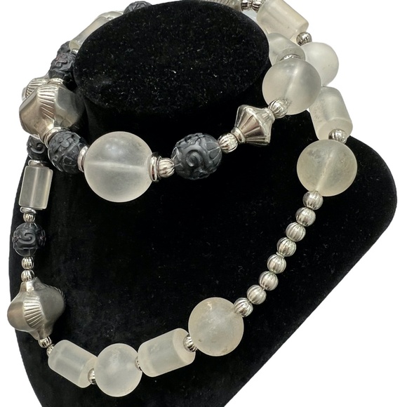 VINTAGE CHUNKY CLEAR, BLACK & SILVER TONE BEADS STATEMENT NECKLACE - Picture 13 of 16